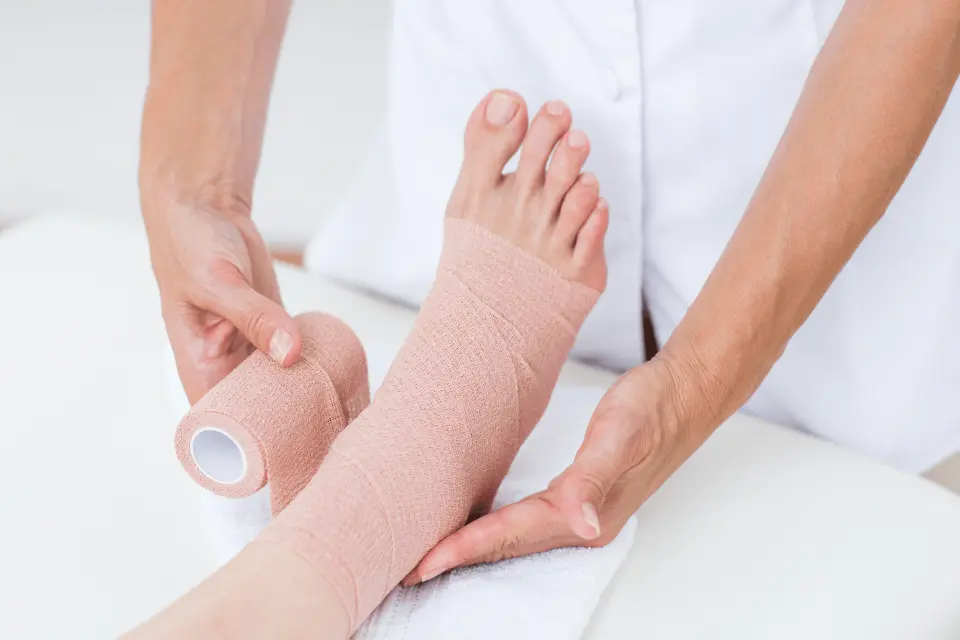 How to Wrap an Ankle: Proper Technique for Sprains and Swelling