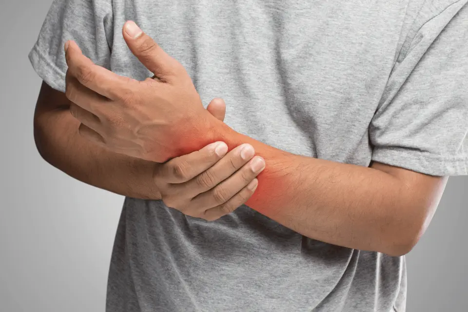 Wrist Pain Treatment: Home Care vs. When You Need a Doctor